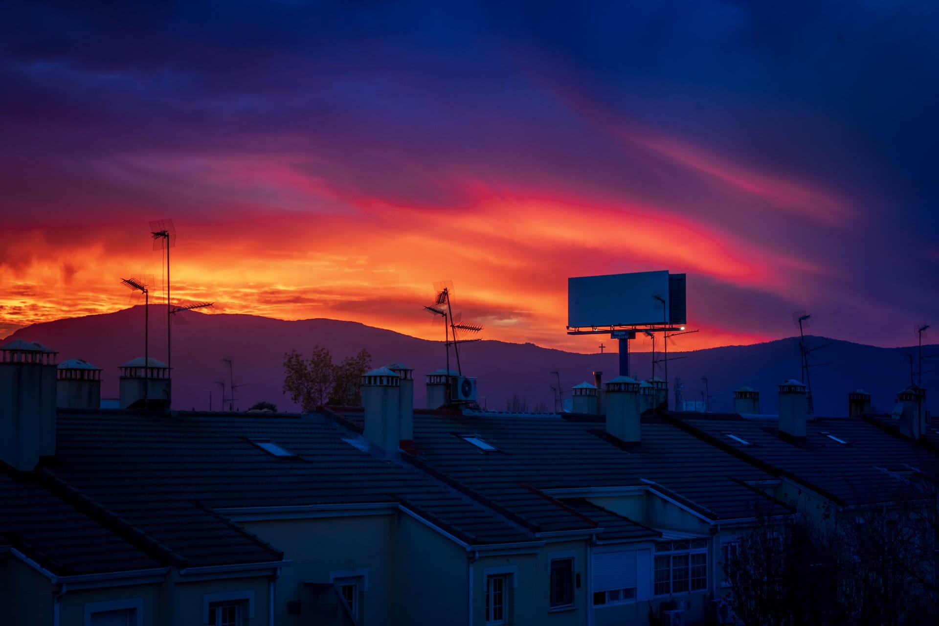Atardecer sobre techos de la ciudad