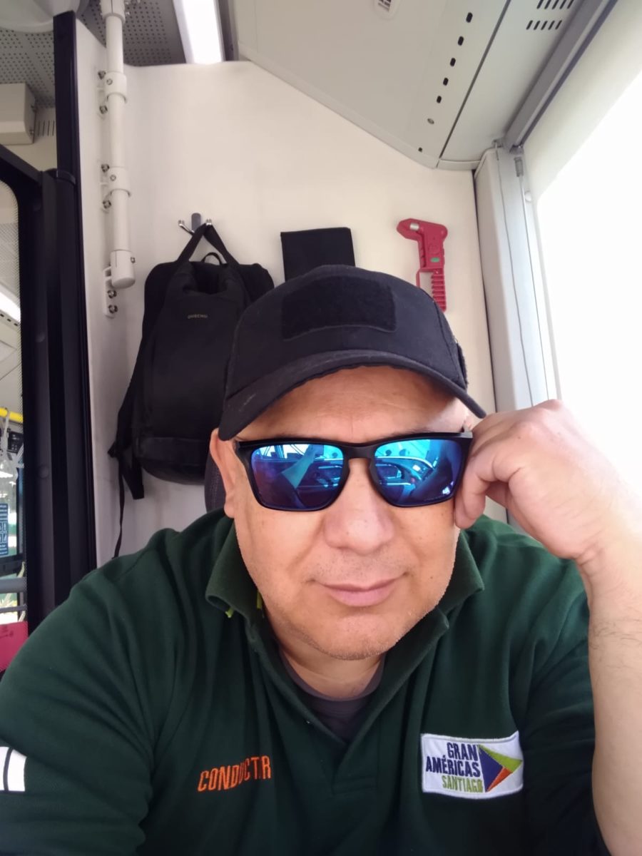 Marcelo Sánchez Paredes, director del proyecto, con su uniforme de conductor